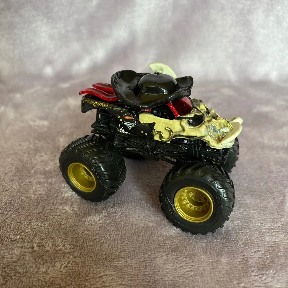 Hot Wheels Monster Jam Pirates Curse Diecast Monster Truck Black Gold Skull Hat